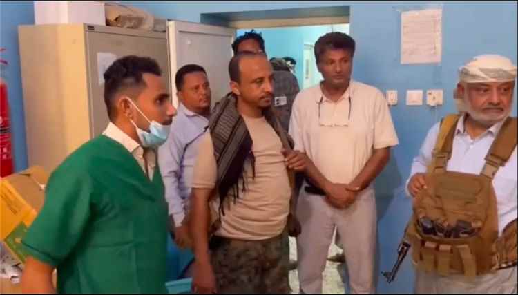 محافظ الحديدة يتفقد حيس ويطمئن على مصابي استهدافات مليشيا الحوثي لمنازل المدنيين