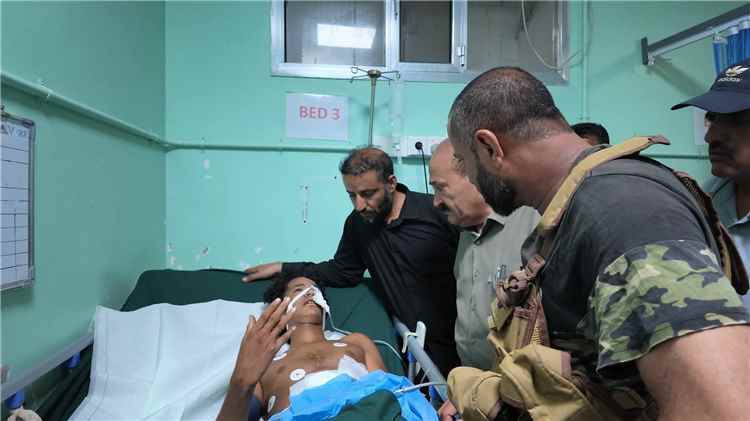 محافظ الضالع يتفقد جريح اعتداء استهدف أبناء الأزارق ويؤكد ملاحقة الجناة
