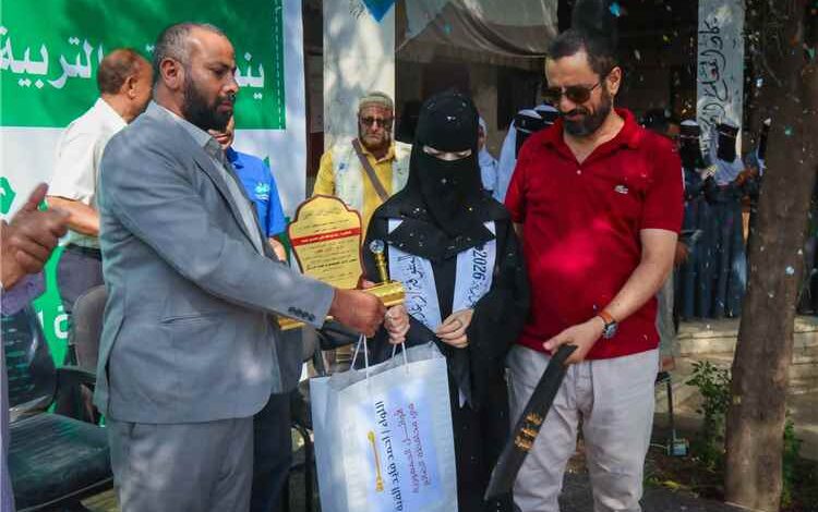 محافظ الضالع يكرّم متفوقات الثانوية العامة ضمن أوائل الجمهورية ويعتمد 100 ألف ريال سعودي لتوسعة مدرسة الفقيد فُضيل