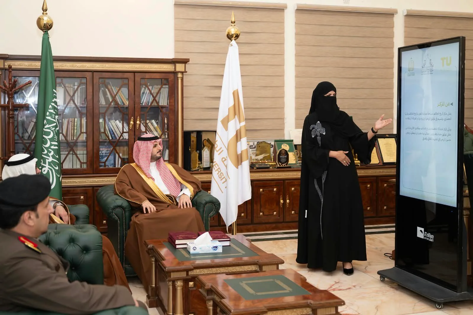 محافظ الطائف يزور مركز تاريخ الطائف ويُشيد بجهود توثيق الإرث الحضاري