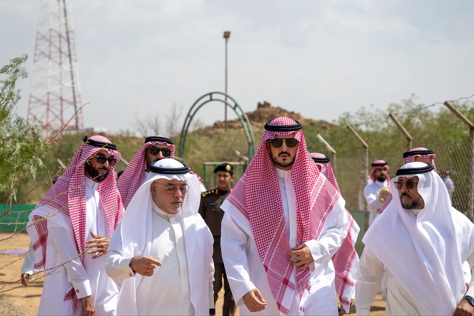 محافظ الطائف يُطلق 10 كائنات فطرية في متنزه سيسد الوطني