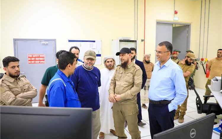 محافظ العاصمة عدن ووزير الكهرباء يتفقدان محطات الكهرباء  بمديريتي البريقة والمنصورة