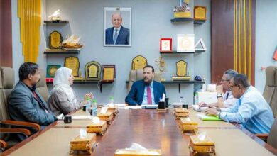 محافظ العاصمة عدن يطلع على جهود الجهاز المركزي للإحصاء في رصد موجة النزوح وتحديث بيانات الأسر النازحة