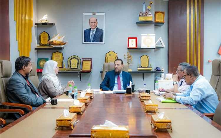 محافظ العاصمة عدن يطلع على جهود الجهاز المركزي للإحصاء في رصد موجة النزوح وتحديث بيانات الأسر النازحة