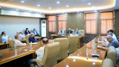 محافظ العاصمة عدن يناقش مع رئيس الغرفة التجارية ورجال الأعمال سبل دعم النازحين وتأمين احتياجات السوق المحلية