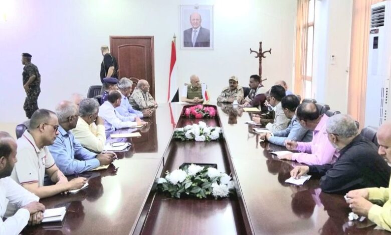 محافظ تعز يترأس اجتماعاً للجنة الطوارئ ويدعو أبناء المحافظة للنفير العام ودعم الجبهات