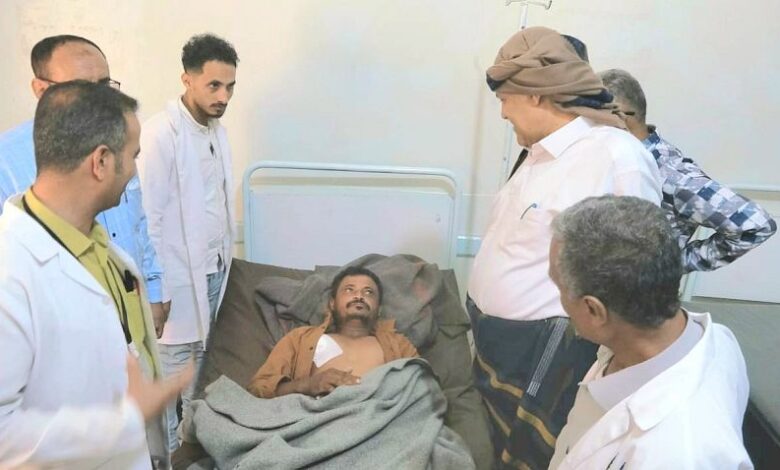 محافظ تعز يزور جرحى القوات المسلحة ويشيد بتضحياتهم في مواجهة مليشيات الحوثي