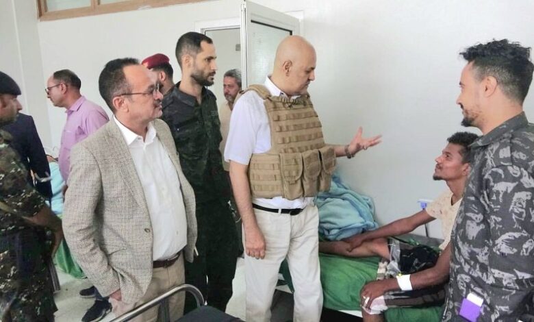 محافظ تعز يطلع على اوضاع الجرحى ويشيد بتضحياتهم في مواجهة مليشيات الحوثي