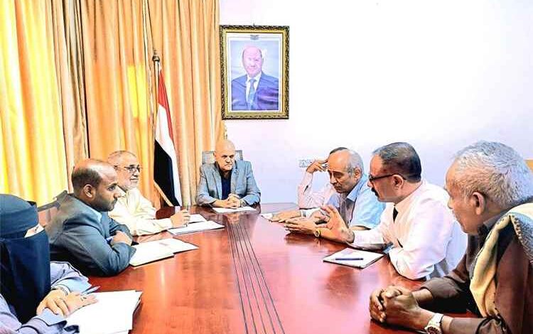 محافظ تعز يوجه بتشكيل لجنة ميدانية لتقييم احتياجات النازحين