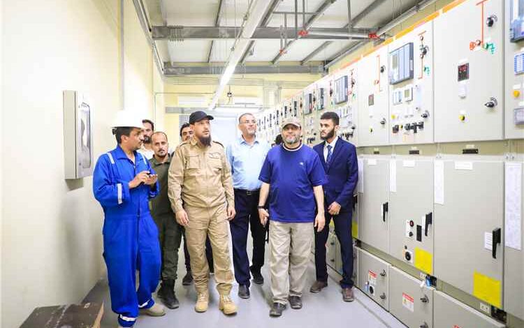 محافظ عدن ووزير الكهرباء يتفقدان محطات الكهرباء  بمديريتي البريقة والمنصورة