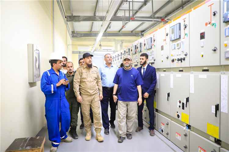 محافظ عدن ووزير الكهرباء يتفقدان محطات الكهرباء  بمديريتي البريقة والمنصورة