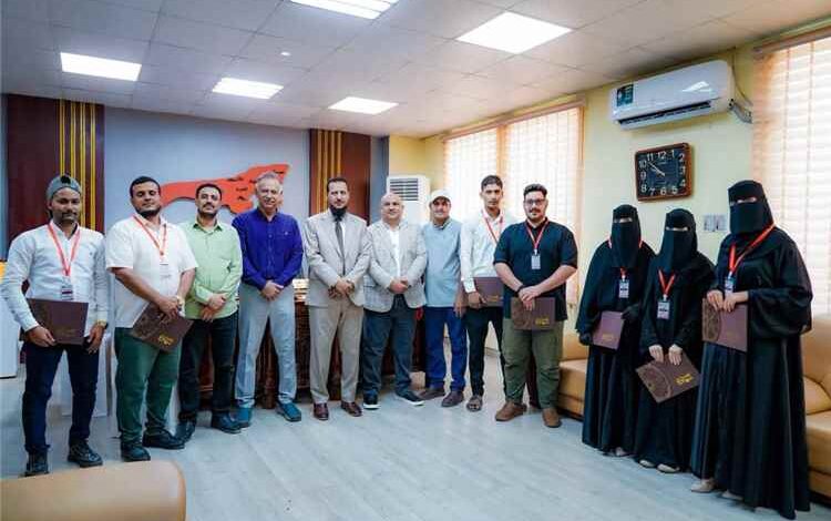 محافظ عدن يكرّم أوائل طلاب معاهد التعليم الفني والتدريب المهني