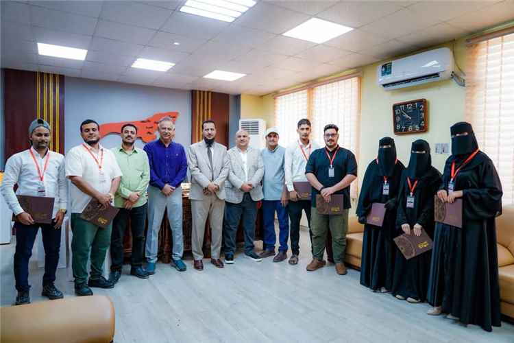 محافظ عدن يكرّم أوائل طلاب معاهد التعليم الفني والتدريب المهني