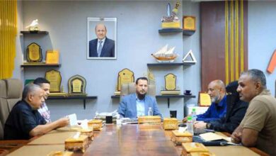 محافظ عدن يناقش مع مؤسسة المياه الحلول الممكنة لإشكالية ضعف الضخ في المنطقة الأولى