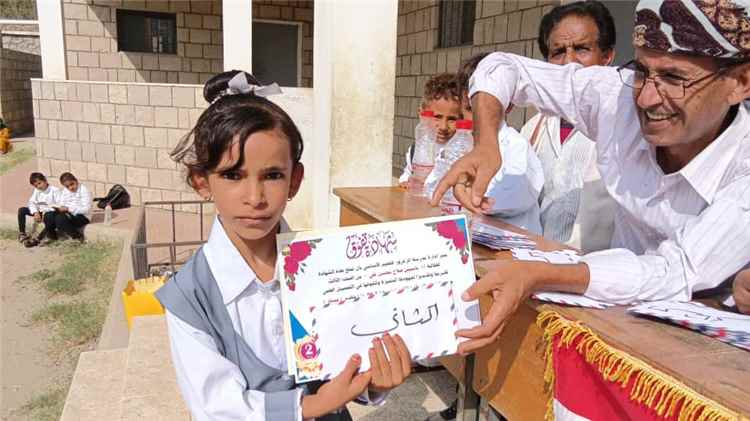مدرسة الزغرور بيافع رُصد تكرم أوائل الطلاب وتدشن العام الدراسي الجديد