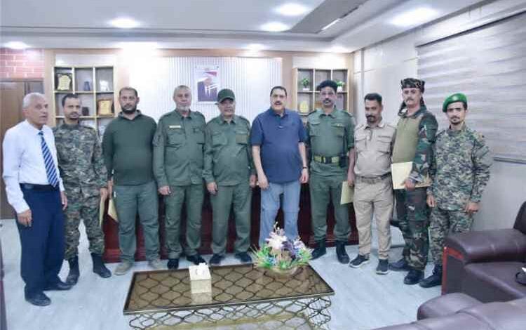 مدير أمن عدن يكرم قيادتي وضباط شرطة الممدارة والشيخ عثمان تقديرا لجهودهم الأمنية