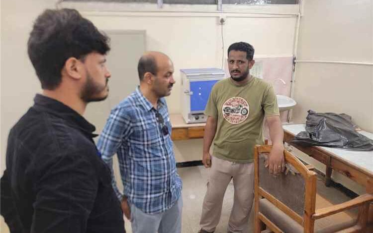 مدير صحة البريقة يبحث التحديات في المرافق الصحية بالمديرية