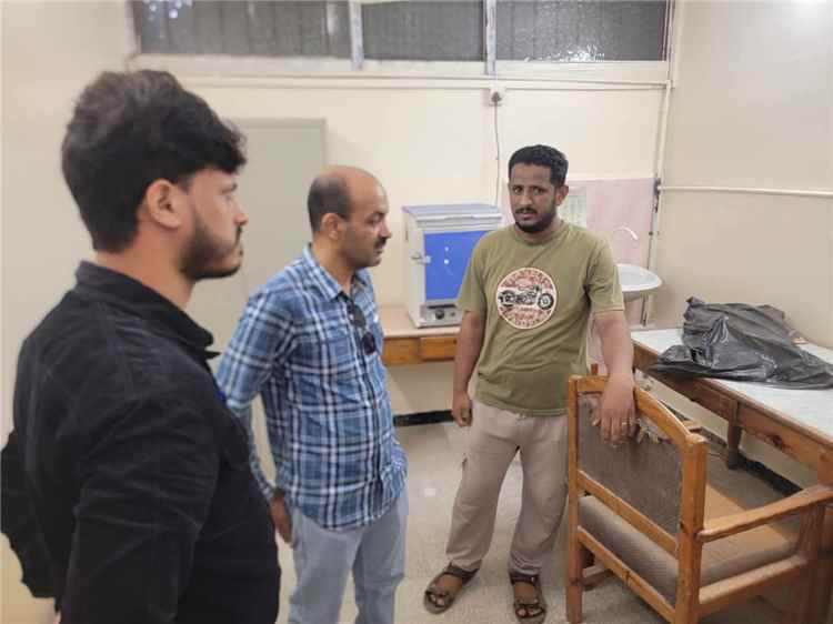 مدير صحة البريقة يبحث التحديات في المرافق الصحية بالمديرية