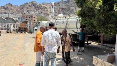 مدير صيرة يشرف على أعمال فتح انسدادات وتصفية مناهل صرف صحي بمدرسة شمسان