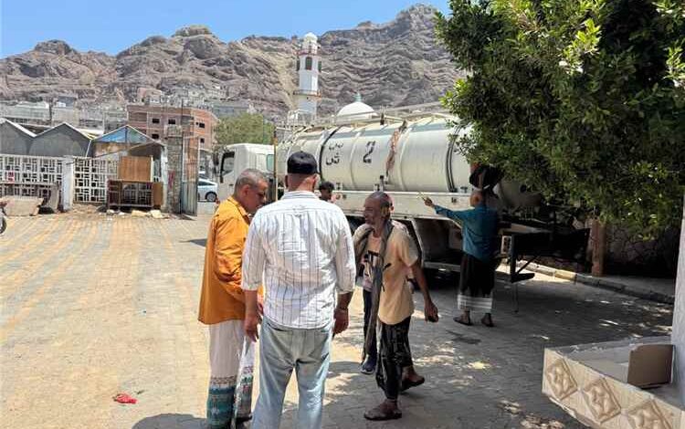 مدير صيرة يشرف على أعمال فتح انسدادات وتصفية مناهل صرف صحي بمدرسة شمسان