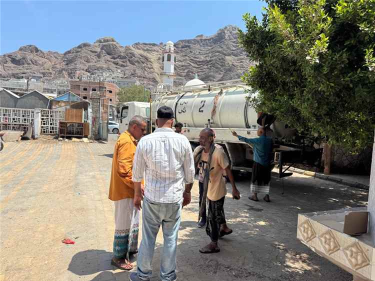 مدير صيرة يشرف على أعمال فتح انسدادات وتصفية مناهل صرف صحي بمدرسة شمسان