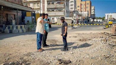 مدير صيرة يطلع على حلول تأهيل طريق البنك المركزي وأعمال الرصف بحي العيدروس