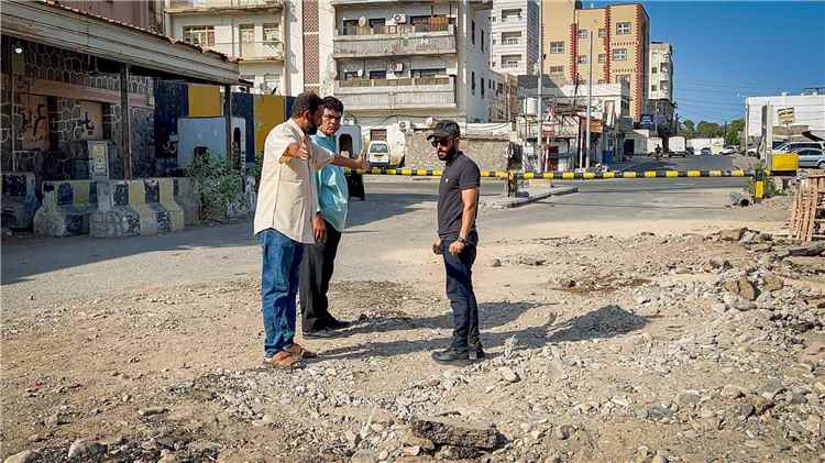 مدير صيرة يطلع على حلول تأهيل طريق البنك المركزي وأعمال الرصف بحي العيدروس