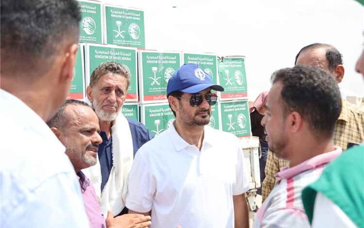 مدير عام إعلام عدن يتفقد مخيم الفردوس ويثمن الجهود المبذولة من قبل السلطة المحلية