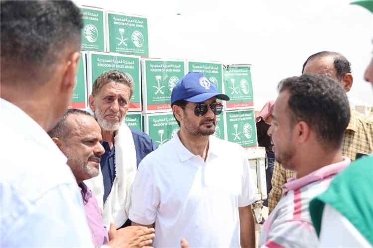 مدير عام إعلام عدن يتفقد مخيم الفردوس ويثمن الجهود المبذولة من قبل السلطة المحلية