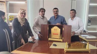 مدير عام البريقة يتسلم درعاٌ تكريمياٌ من إدارة مكتب التربية والتعليم بمديرية المنصورة