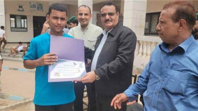 مدير عام البريقة يكرم أوائل طلاب الصف التاسع بمدرسة المسيلة للتعليم الأساسي