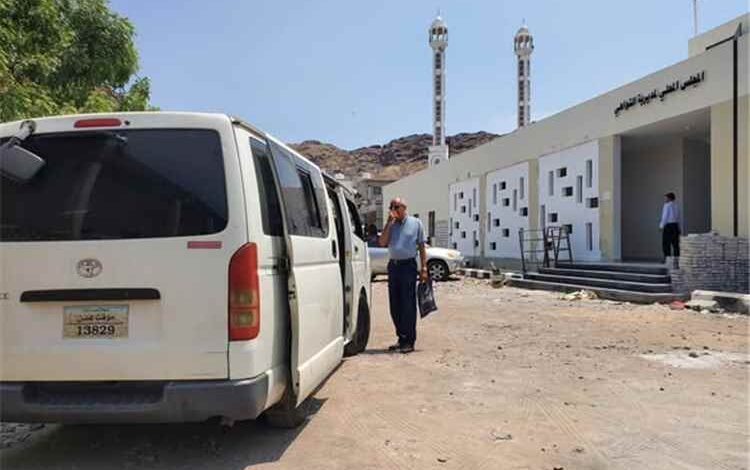 مدير عام التواهي يطلق مبادرة لتوفير المواصلات لموظفي المجلس المحلي وتخفيف أعباء التنقل