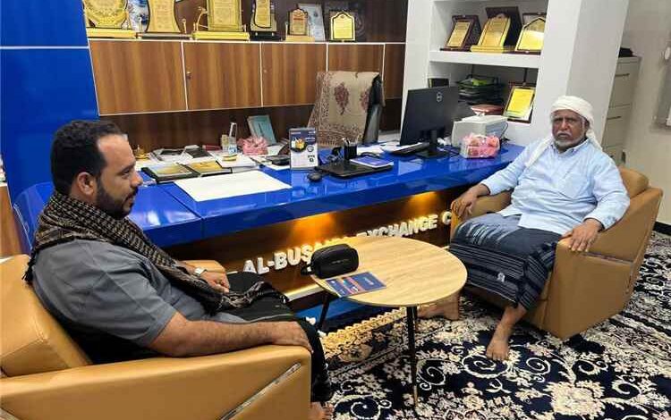 مدير عام الريدة وقصيعر يزور الشيخ ورجل الأعمال محمد عوض البسيري بالشحر ويشيد بدوره المجتمعي