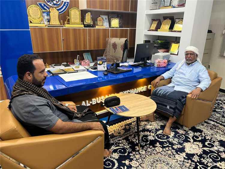 مدير عام الريدة وقصيعر يزور الشيخ ورجل الأعمال محمد عوض البسيري بالشحر ويشيد بدوره المجتمعي