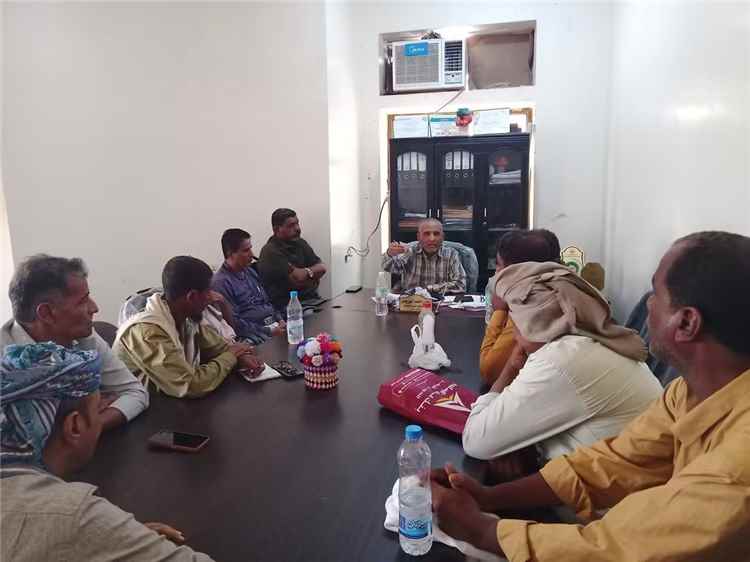 مدير عام الشؤون الاجتماعية والعمل بأبين يلتقي لجنة تعويض الصيادين ويؤكد أهمية الشفافية والعدالة
