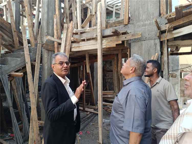 مدير عام المعلا يتفقد أعمال ترميم ممرات العمائر في حي الكبسة