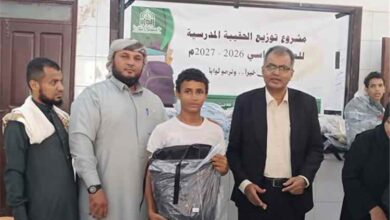 مدير عام المعلا يزور مدرسة حمزة ويشارك في توزيع الحقيبة المدرسية
