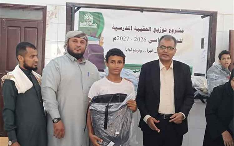 مدير عام المعلا يزور مدرسة حمزة ويشارك في توزيع الحقيبة المدرسية