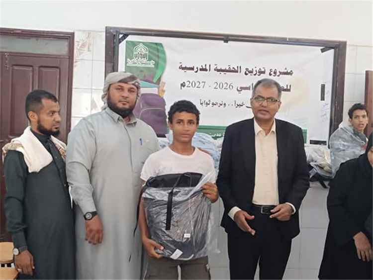 مدير عام المعلا يزور مدرسة حمزة ويشارك في توزيع الحقيبة المدرسية