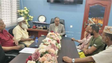 مدير عام المعلا يلتقي نازحين من جزيرة ميون ويعرب عن إدانته للاعتداءات الحوثية على الجزيرة