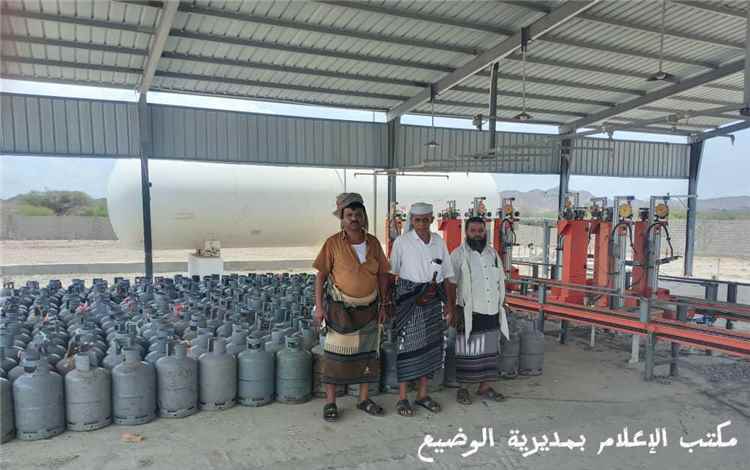 مدير عام الوضيع يشرف على عملية توزيع الغاز المنزلي