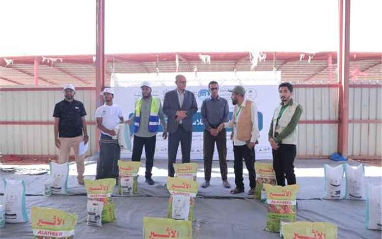 مدير عام سيئون يدشن توزيع مدخلات سلاسل القيمة الزراعية لـ357 مستفيداً
