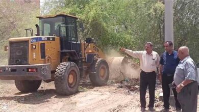 مدير مستشفى الصداقة يدشن حملة نظافة موسعة لإزالة المخلفات في ساحة المستشفى