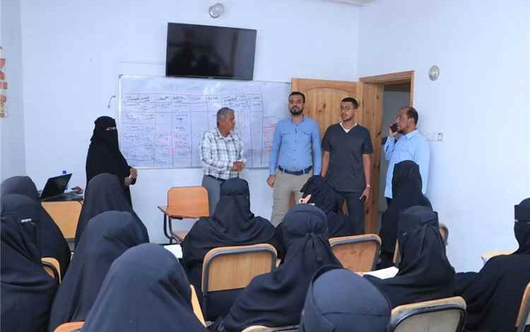 مدير مكتب الصحة بالشحر يبحث تعزيز الشراكة مع المعهد العالي للعلوم الصحية