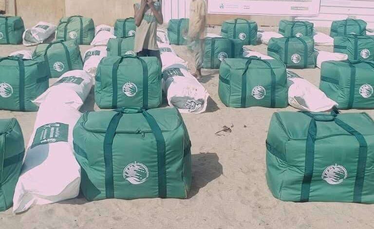 مركز الملك سلمان للإغاثة يوزع 234 سلة غذائية للأسر النازحة في مديرية تبن بلحج