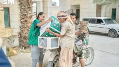 مركز الملك سلمان للإغاثة يوزع 515 سلة غذائية في لحج وحضرموت