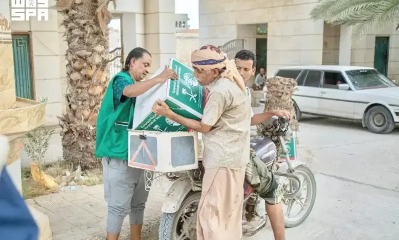 مركز الملك سلمان للإغاثة يوزع 515 سلة غذائية في لحج وحضرموت