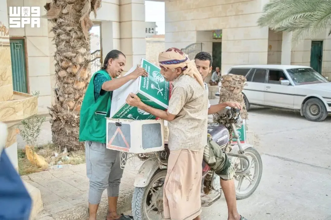 مركز الملك سلمان للإغاثة يوزع 515 سلة غذائية في لحج وحضرموت
