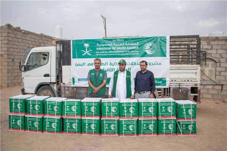 مركز الملك سلمان يوزّع مساعدات غذائية طارئة للأسر النازحة حديثًا في مأرب
