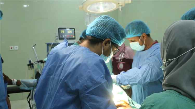 مستشفى الجمهورية بعدن تستقبل جرحى الساحل الغربي وتقدم لهم الرعاية الطبية اللازمة مجانا